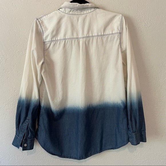 Old Navy Ombrè Denim Button Up Shirt Size Medium - Picture 4 of 5